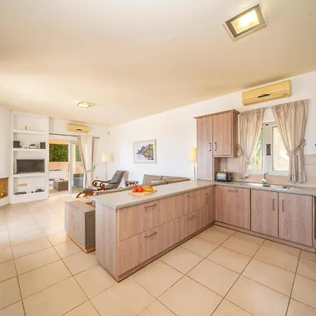 Estiasi By * Spathíon